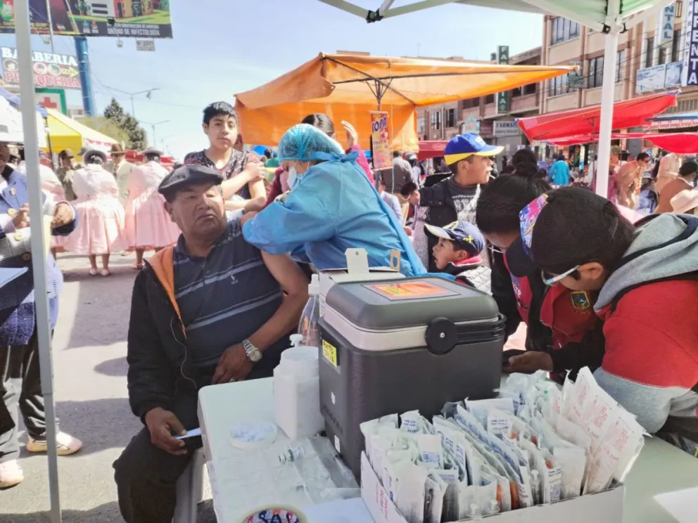 Personas reciben la vacuna contra el sarampión en El Alto. Foto: GAMEA