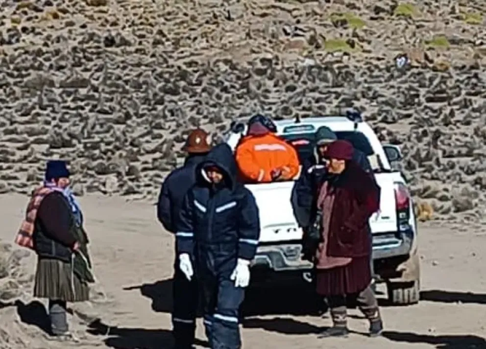Jacobo Copa (de naranja), en una camioneta de cooperativistas mineros, luego de ser golpeado y maniatado. Foto: Comunarios de Cala Cala.