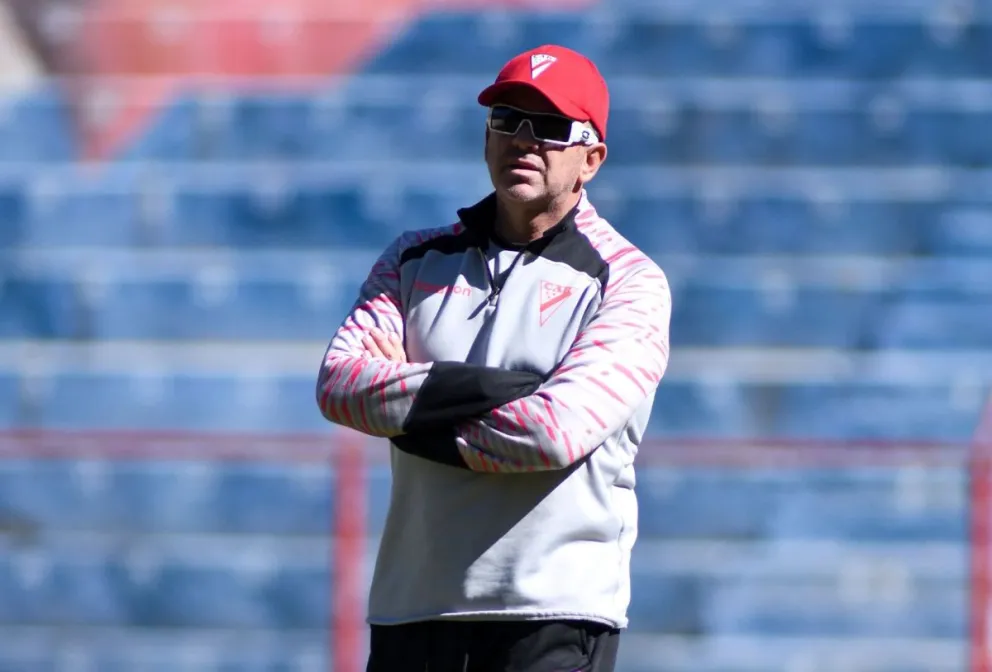 Julio César baldivieso dirige la sesión de los millonarios en Villa Ingenio. Foto: CAR