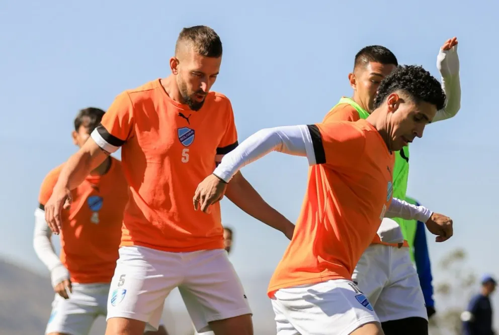 Echeverría y Cataño en el entrenamiento de los celestes en la zona de Ananta. Foto: CB