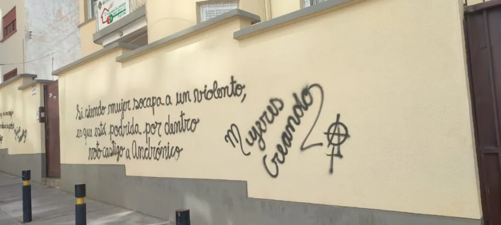 Vista del grafiti plasmado frente a la casa de campaña de Andrónico Rodríguez en La Paz. 
