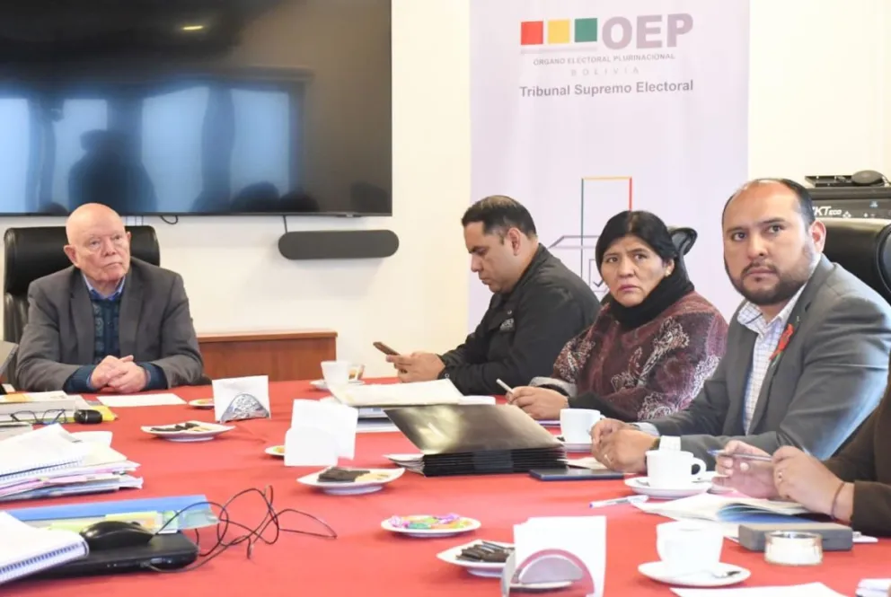 Autoridades del Gobierno y del TSE reunidas esta tarde. Foto: ABI