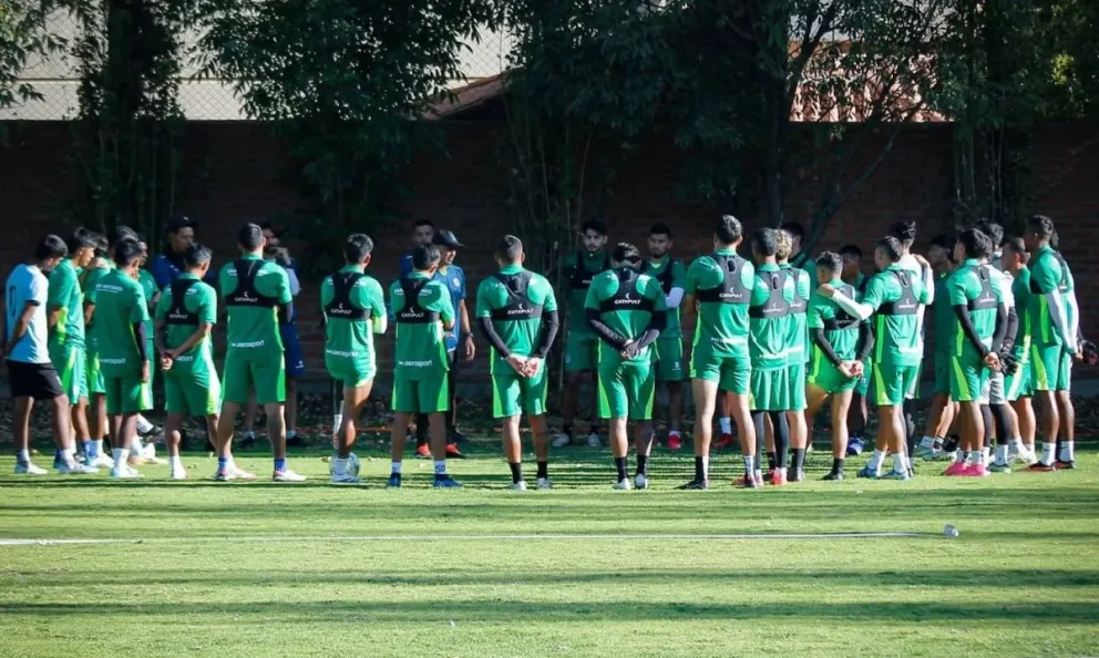 El cierre de entrenamientos de San Antonio. El técnico Pedro D'Pablos habla con sus jugadores. Foto: club CD San Antonio