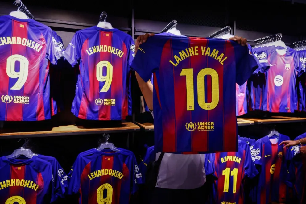 Fotografía de archivo de la primera equipación del Barcelona de la temporada 2025-26 con el nombre de Lamine Yamal y el número 10. Foto: EFE