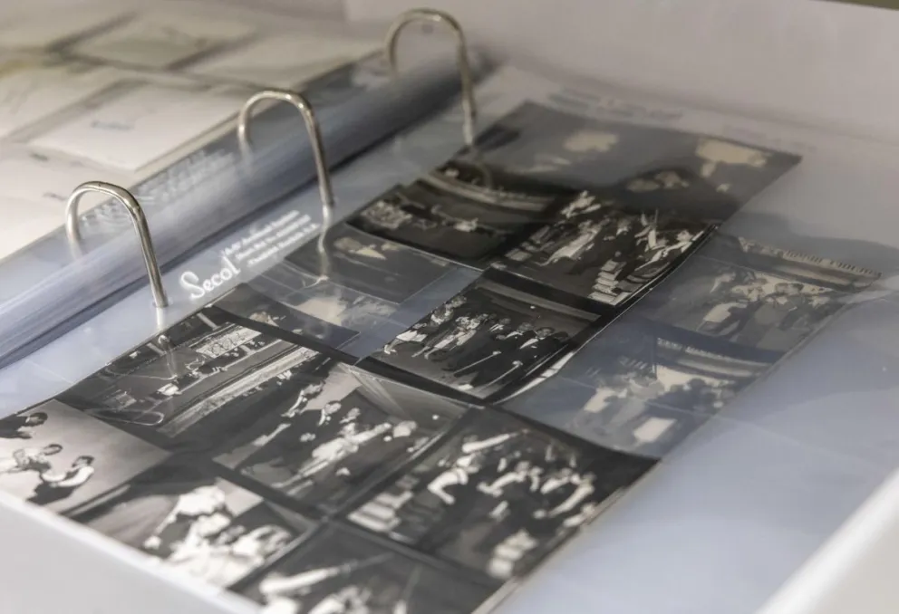 Vista de unas fotografías antiguas del Festival de Cine de San Sebastián, este miércoles, durante la visita para medios de comunicación al archivo del festival en la Filmoteka. Foto: EFE