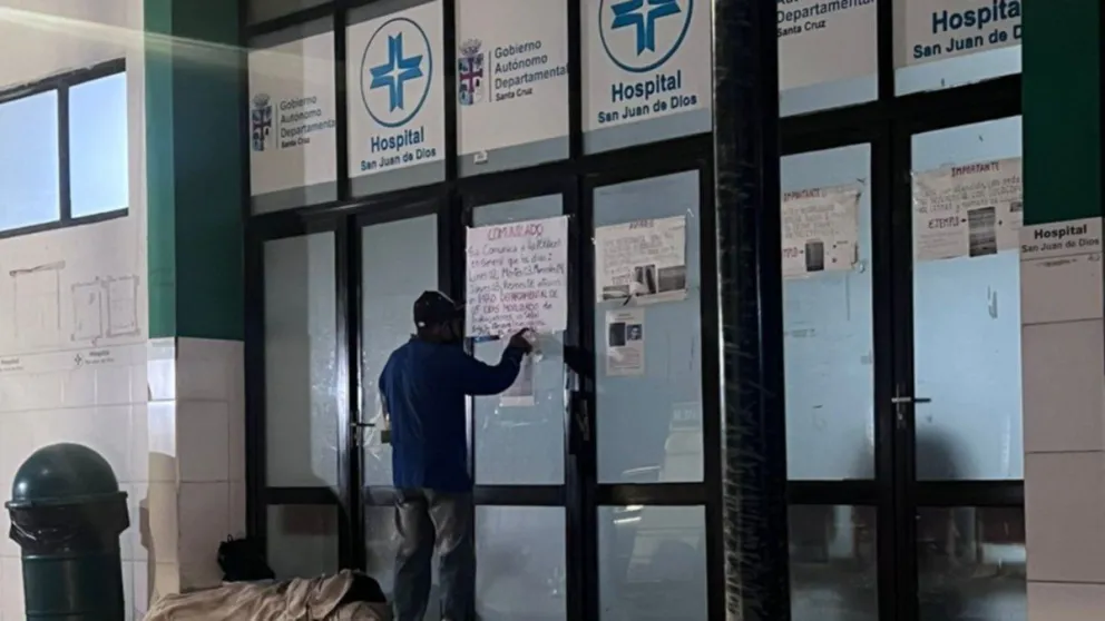 Los carteles anunciando la medida en Santa Cruz. FOTO: Red Uno