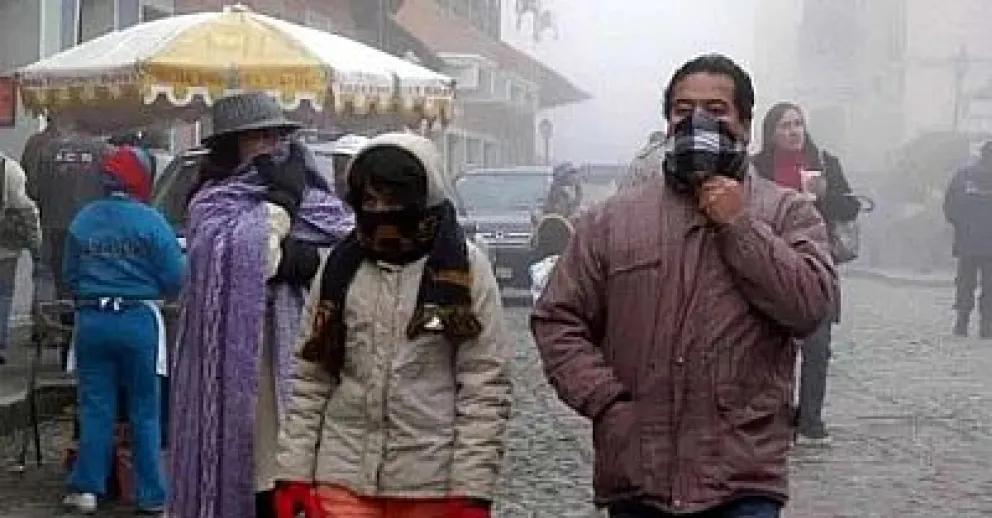 Personas abrigadas en La Paz. FOTO: Bolivia TV