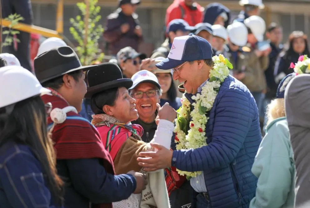 El presidente Arce recibe el saludo de la población en su visita al campo gasífero Charumas en Tarija. Foto: ABI