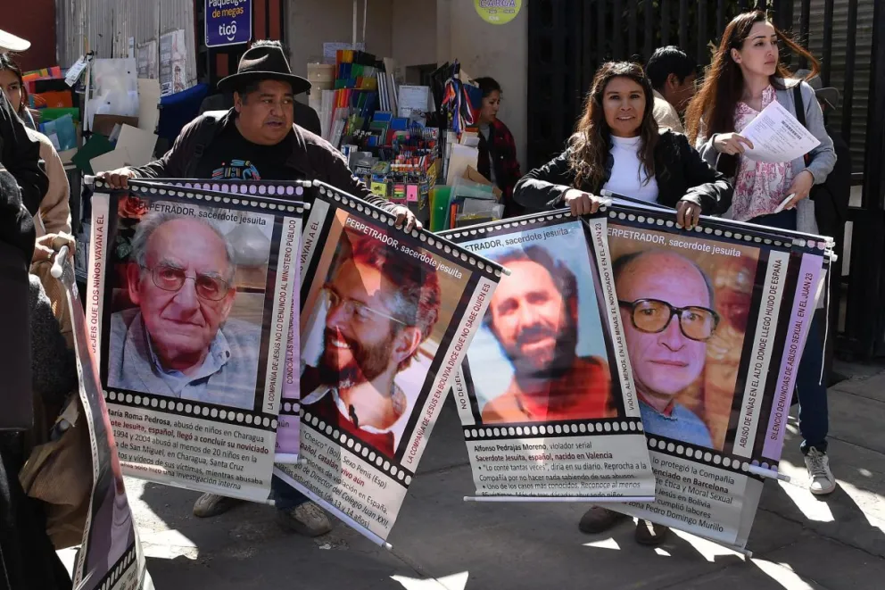 Integrantes de la Comunidad Boliviana de Sobrevivientes (CBS) sostienen pancartas durante una protesta este 16 de julio de 2025, en Cochabamba. Foto: EFE