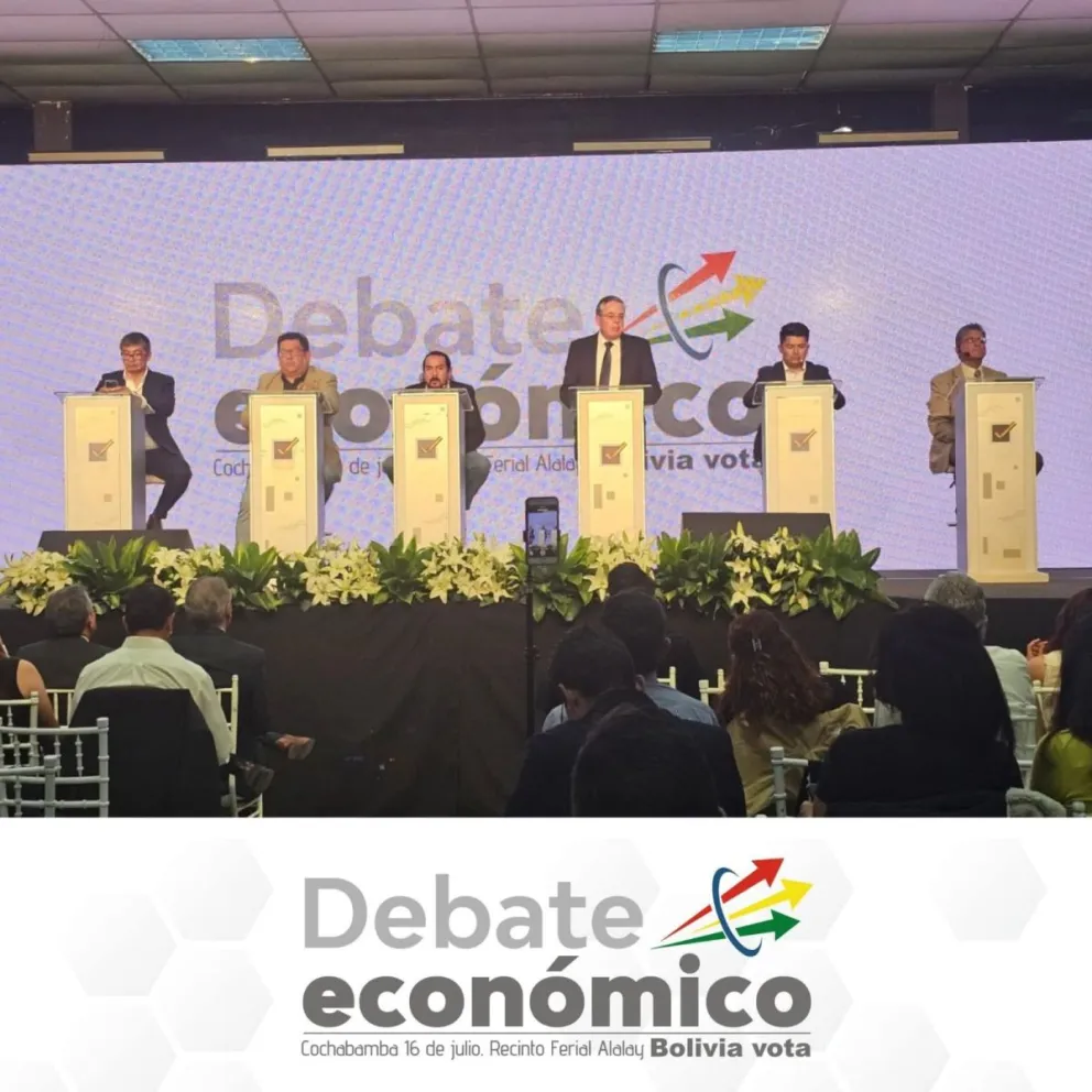 Los líderes de equipos económicos de los partidos que participan en las elecciones generales en el debate organizado por la CEPB. Foto: CEPB