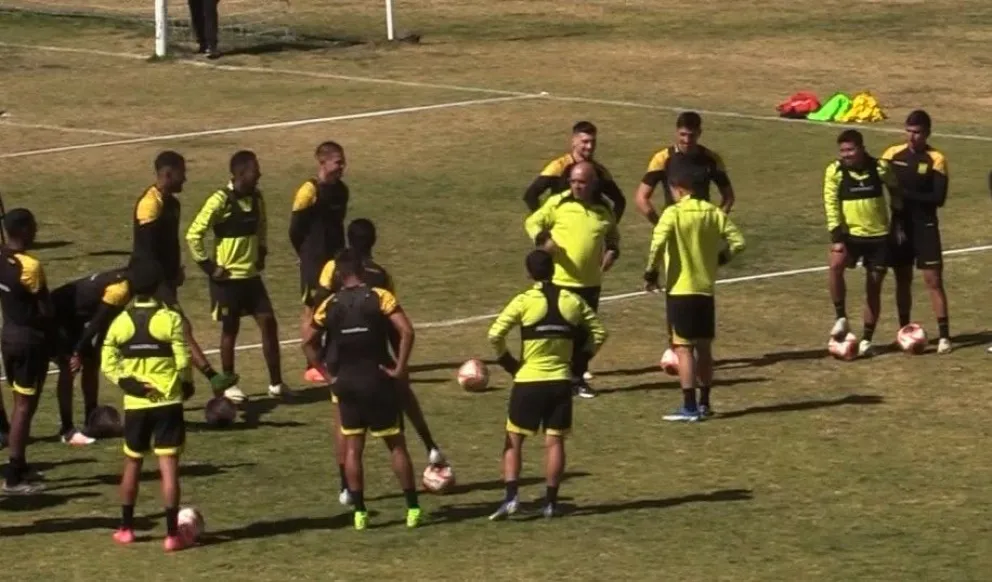 Rodrigo Figueroa (centro) conversa con los jugadores del Tigre en la práctica de este miércoles. Foto: captura de video