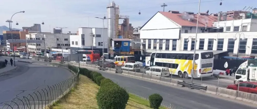 Filas por combustible en la avenida Montes. FOTOS: Unitel