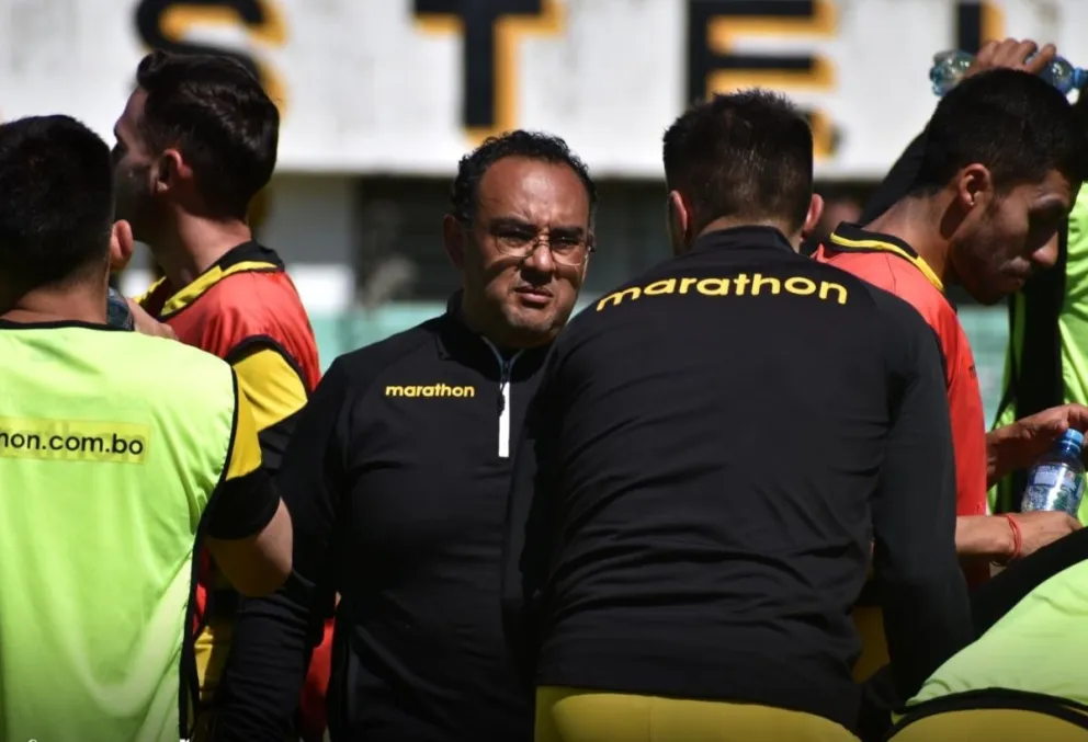 Jaime Espinoza (centro) conversa con uno de los jugadores en un entrenamiento del Tigre. Foto: club The Strongest
