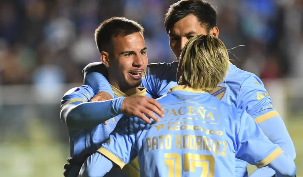 Matheus (izq.) celebra su gol con sus compañeros en el partido con Palestino. Foto: Agencia Marka Registrada.