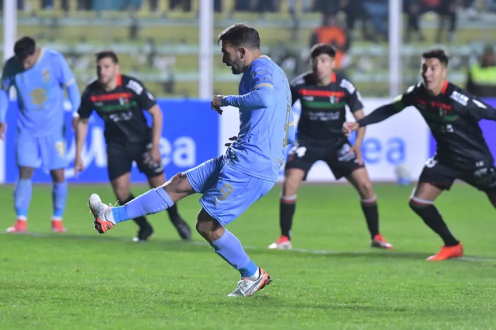 Cauteruccio convierte de penal para poner el 2-0 parcial ante Palestino. Foto: APG.