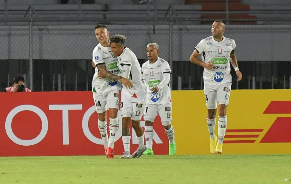 Jefri Zapata (izq.) y sus compañeros festejan el primer gol del Once Caldas. Foto: APG