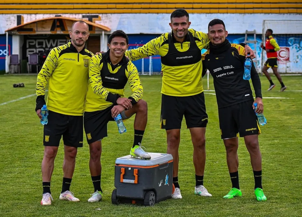 Jugadores de The Strongest durante una práctica en Achumani. Foto; club The Strongest