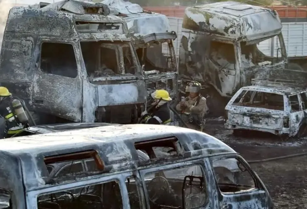 Restos de los vehículos quemados en el depósito. Foto: Opinión