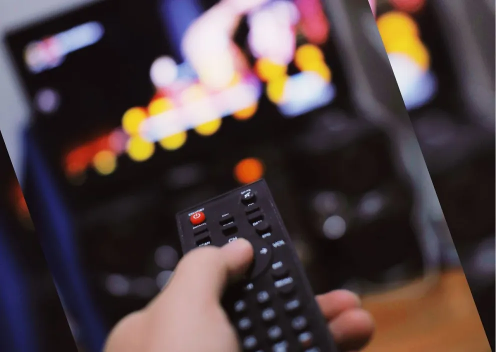 Una persona con un control frente a una televisión (imagen referencial). 