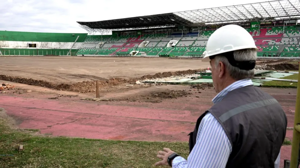 Así se encuentra el campo de juego del estadio Tahuichi Aguilera. Foto: Gobernación