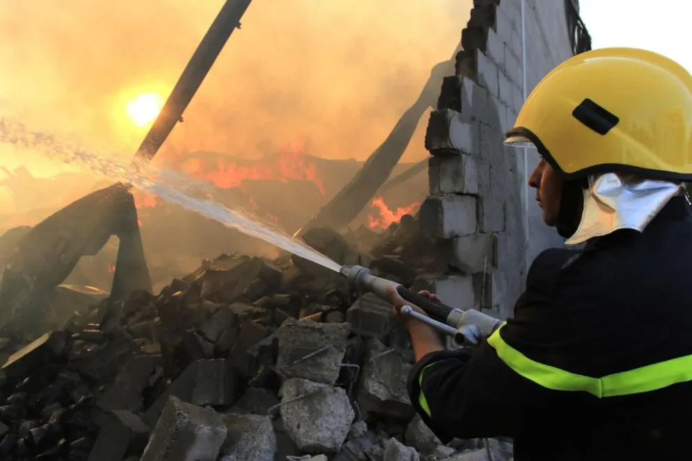 Un bombero iraquí trata de apagar un incendio, imagen referencial. Foto: EFE