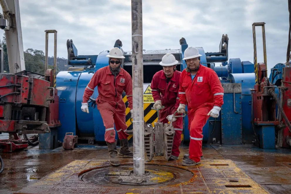 Trabajadores de YPFB Chaco en uno de los pozos de gas del campo Churumas. Foto: YPFB.