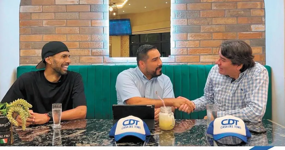 Tordoya (izq.), García y el invitado Martín Menacho en una charla entretenida. Foto: Es con más huevos para hablar.