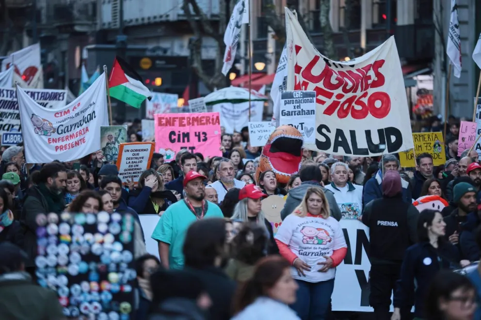 Personas participan en una manifestación este jueves, en Buenos Aires (Argentina). Foto: EFE
