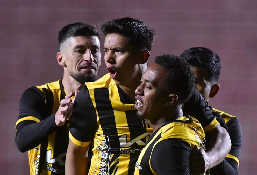García (centro) es felicitado por Amotoso (der.) y Arrascaita después de anotar el gol de la victoria. Foto: APG. 