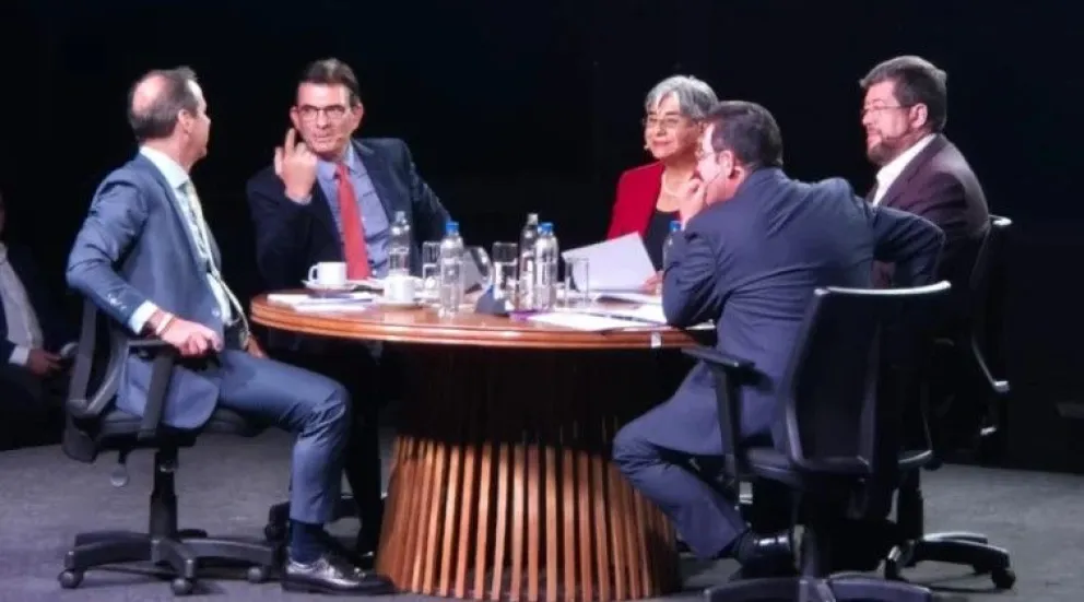 Los cuatros candidatos en el foro, organizado por la Cainco. Foto: Unitel