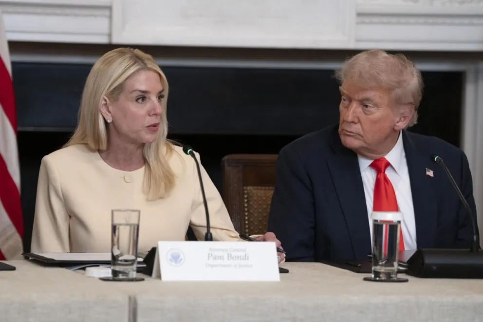La fiscal general de Estados Unidos, Pam Bondi, y Donald Trump. Foto: EFE