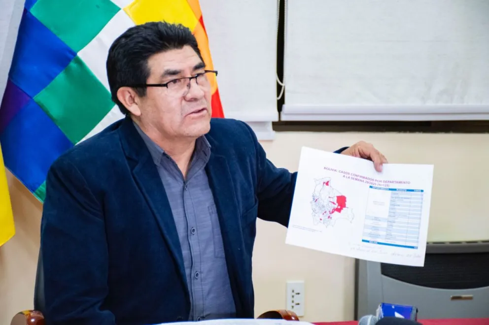 El ministro de Educación, este viernes, con el informe epidemiológico. Foto: Ministerio de Educación