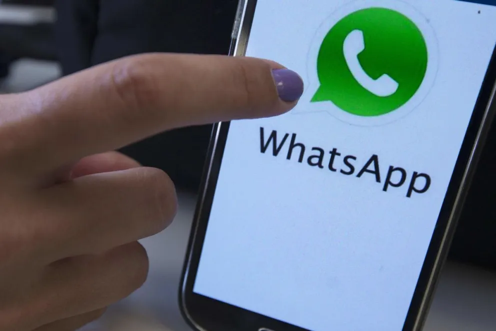 Un teléfono móvil con el logo de la aplicación tecnológica WhatsApp. Foto: EFE