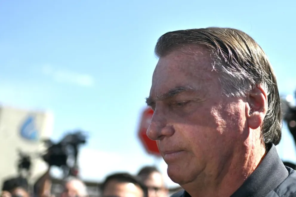 El expresidente de Brasil Jair Bolsonaro habla con la prensa a su salida de la sede de la Policía Federal este viernes. Foto: EFE