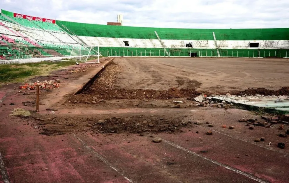 El terreno de juego del estadio Tahuichi que será cambiado en su totalidad. Foto: RDC