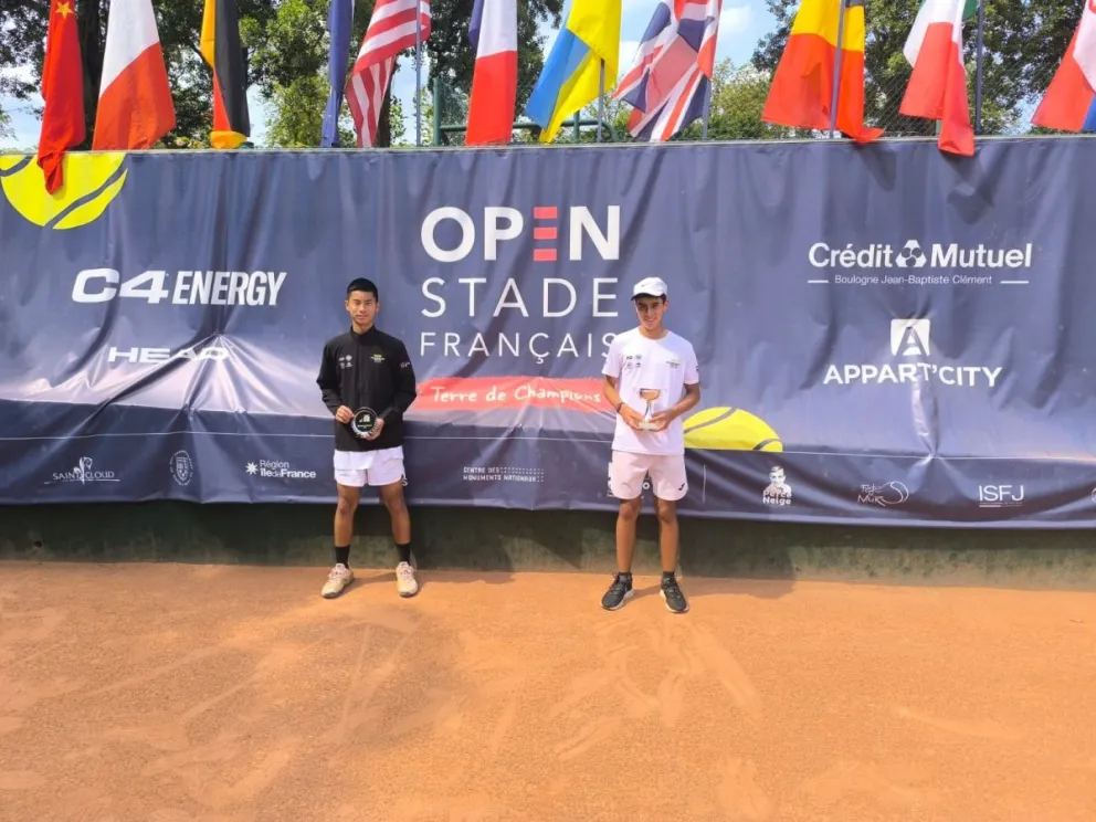 Matías Rivero, a la derecha, en la ceremonia de premiación. Foto: FBT