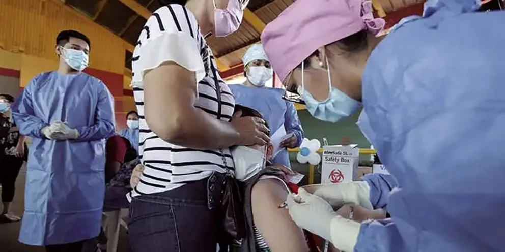 Una vacunación contra el coqueluche; imagen referencial. Foto: AEP