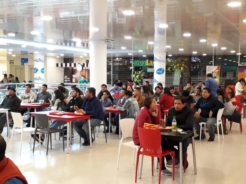 Comensales en un patio de comidas de La Paz. Foto: ABI