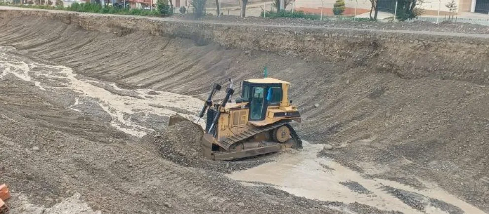 Con maquinaria pesada, un funcionario realiza trabajos en un río de La Paz. Foto: AMUN