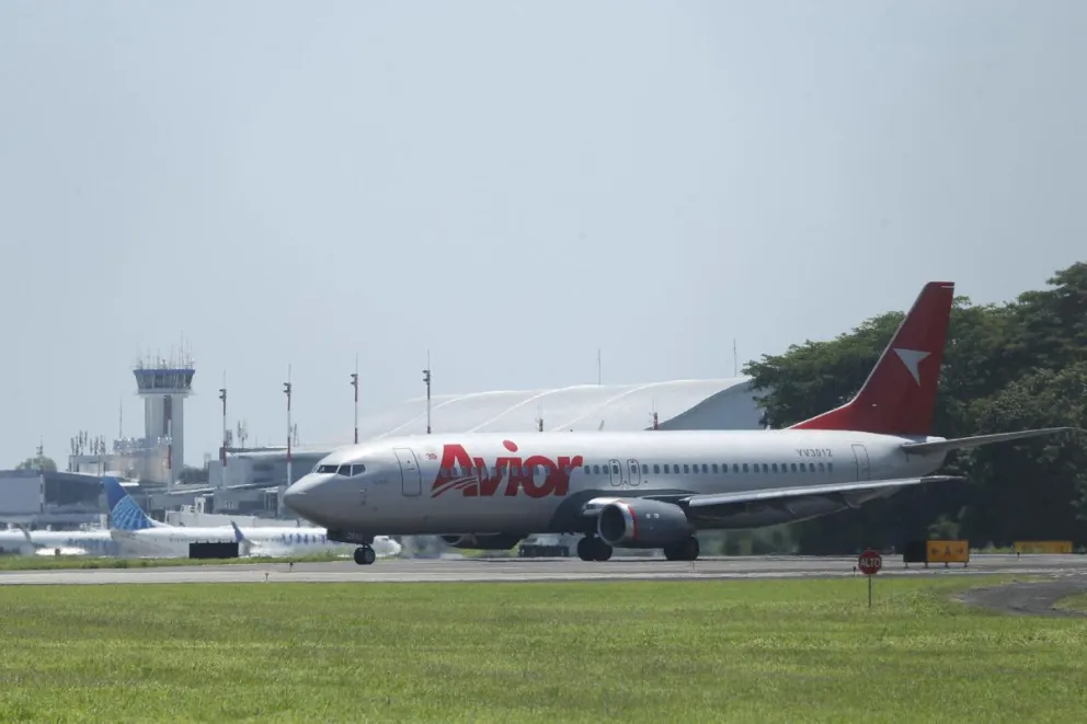 Fotografía de un avión que transporta a venezolanos detenidos en El Salvador con destino a Venezuela este viernes en el aeropuerto Internacional San Oscar Romero, en San Luis Talpa (El Salvador). Foto: EFE