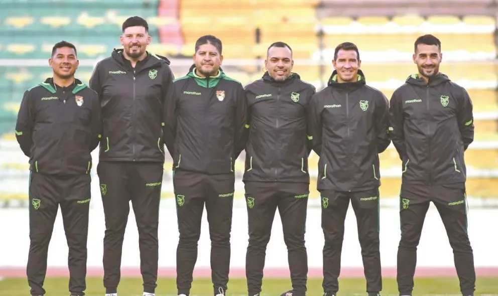 Villegas (centro) con parte de sus colaboradores en la Selección absoluta. Foto: La Verde.