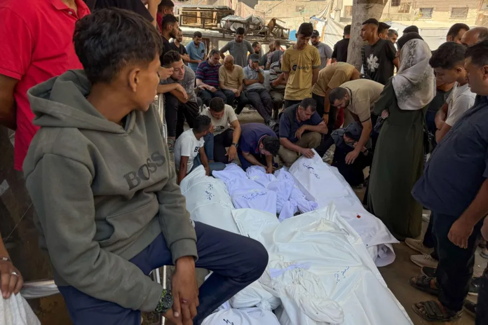 Imagen reciente de palestinos que lloran a sus muertos tras un ataque israelí. Foto: EFE