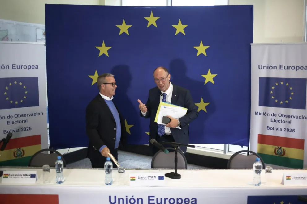 El jefe adjunto de la Misión de Observación Electoral de la Unión Europea (UE), Alexander Gray (i) y el jefe de la Misión, Davor Stier, hablan en una rueda de prensa este viernes, en La Paz (Bolivia). Foto: EFE