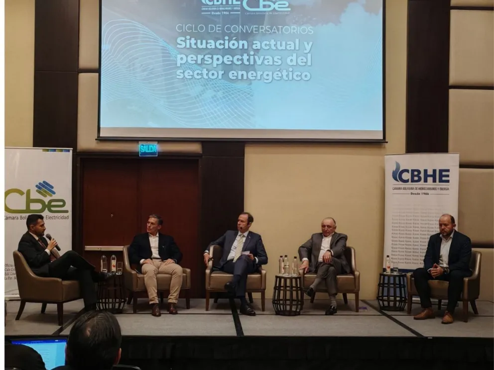 El candidato presidencial Jorge Quiroga en el Conversatorio de la CBHE y CBE. Foto: CBHE.