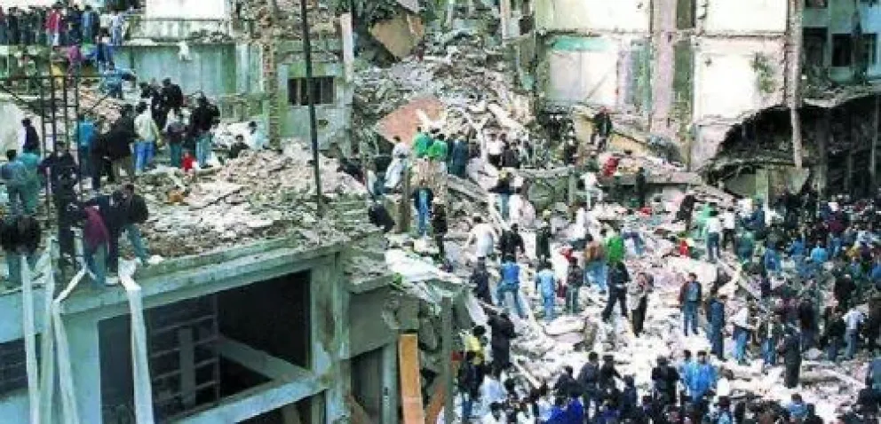 El atentado explosivo con un coche autobomba contra la sede de la asociación mutual israelita argentina (AMIA), registrado el 18 de julio de 1994. Foto: Archivo / EFE