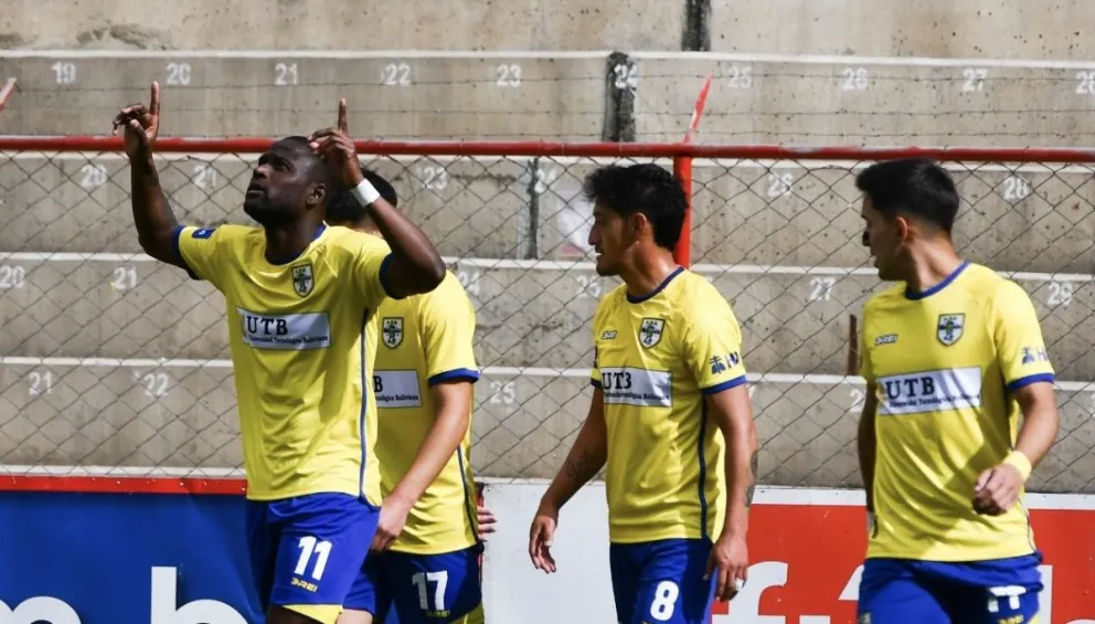 Arroyo (izq.) apunta al cielo en la celebración de su gol, el primero de ABB sobre Aurora. Foto: Agencia Marka Registrada. 