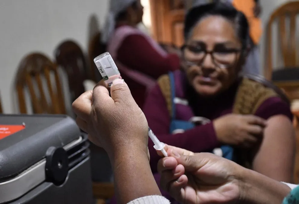 Foto de archivo, tomada el 25 de junio, del detalle de las manos de un enfermero al alistar una jeringa con una dosis de una vacuna contra el sarampión, durante una campaña de inmunización, en Cochabamba.  Foto: EFE