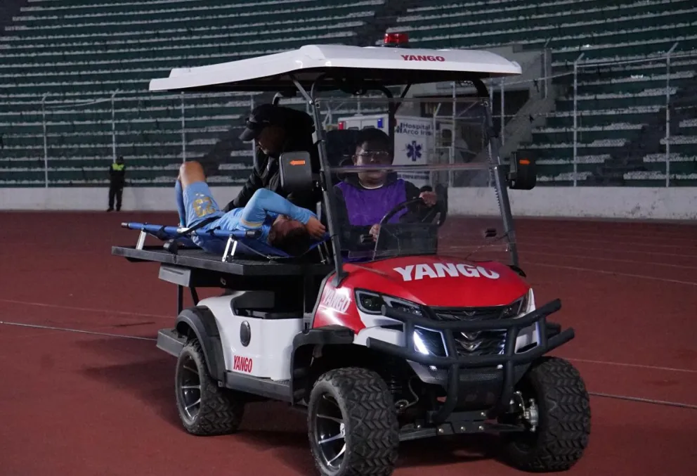 Justiniano fue retirado en el carro camillero antes del final del primer tiempo. Foto: APG