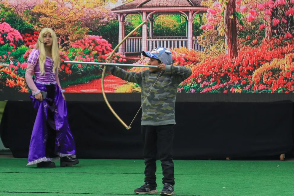 Un niño participa en el festival "Muy, Muy Lejano" el sábado en el Parque de las Culturas y de la Madre Tierra en La Paz (Bolivia). Foto: EFE