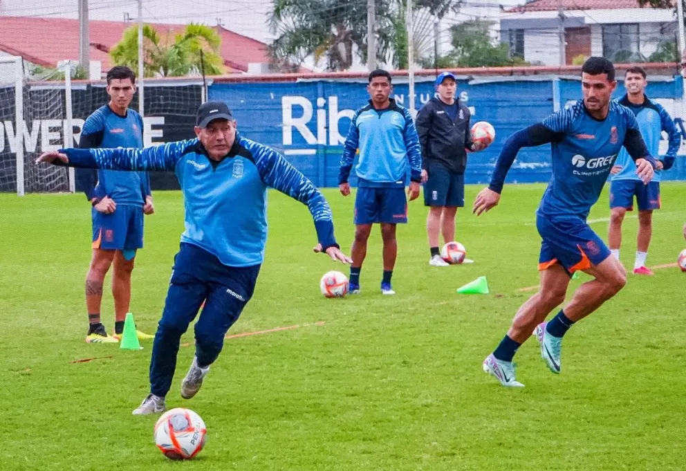 El DT Mauricio Soria, ala izquierda, explica un trabajo a uno de sus dirigidos. Foto: CB